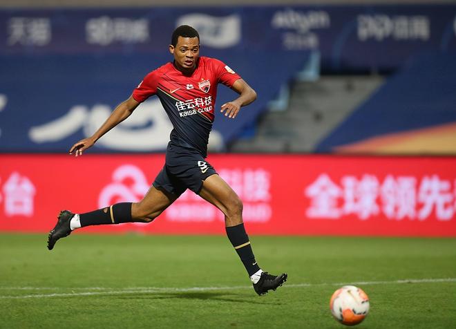 完美体育官网-福建黑龙江佳兆业防守坚毅，成功击败对手(曾建祥挂职原因)