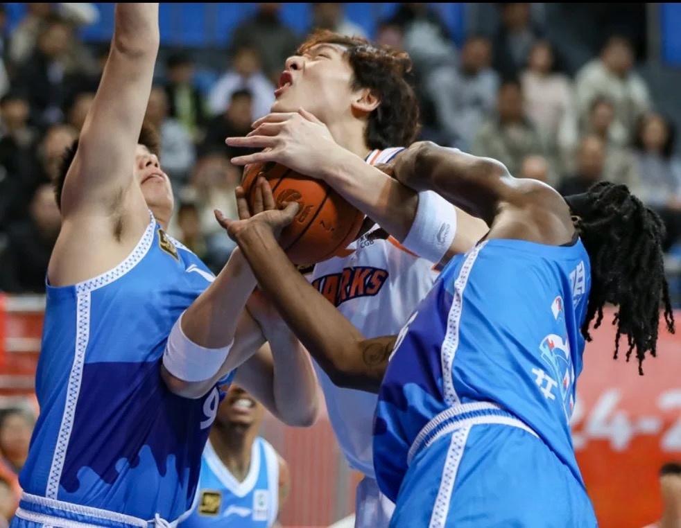 完美体育赛事官方-上海男篮在客场大获全胜，展现团队实力(0713男团为什么没有俞灏明)