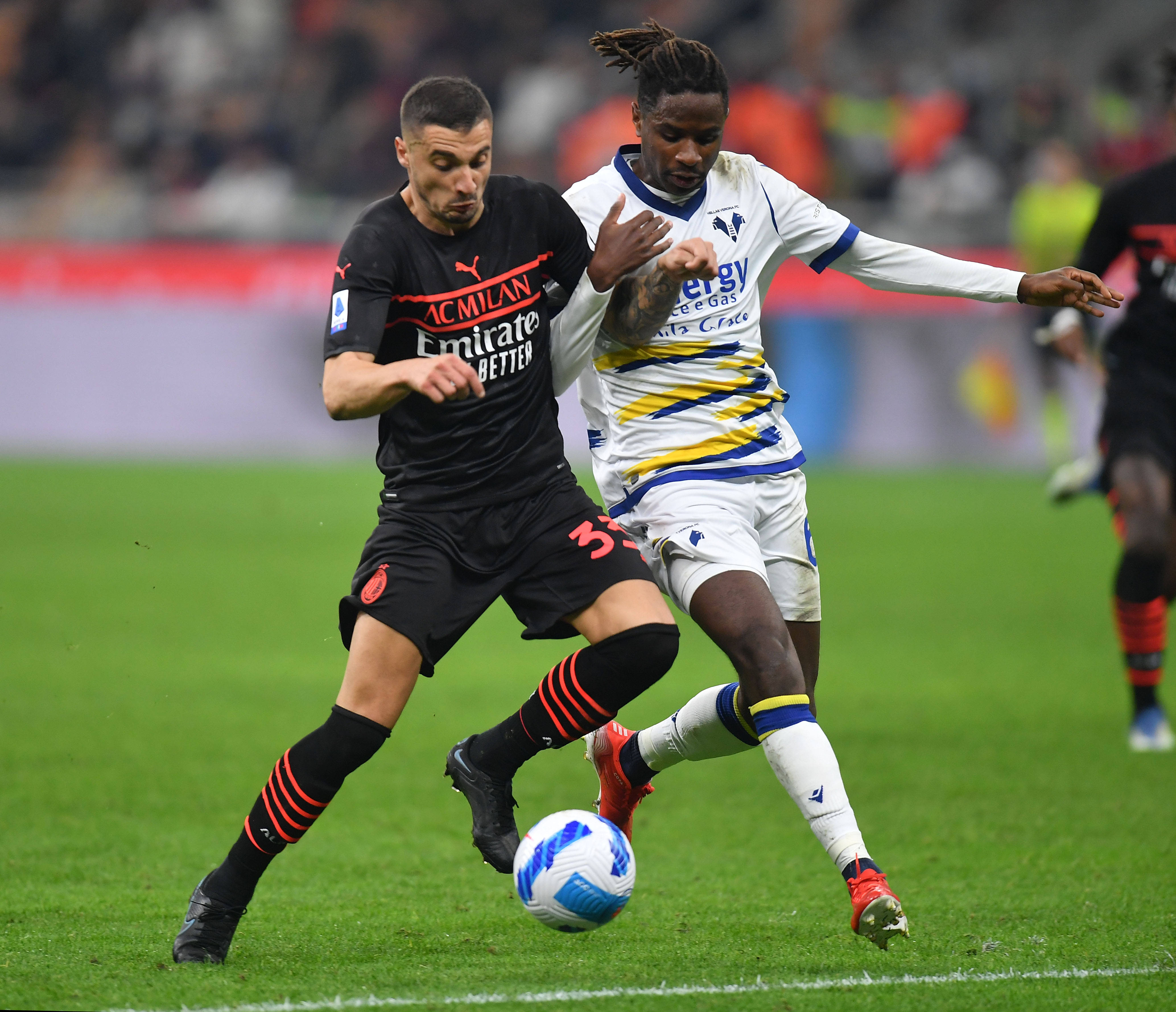 完美体育运营中心-意甲赛场上演热血角逐，球员斗志昂扬(对篮球运动员在赛场上拼搏的描述)